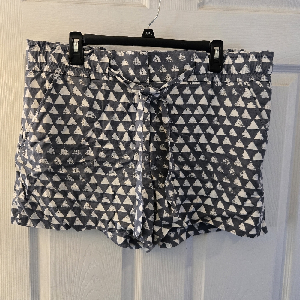 Women's Shorts - Gray and White Triangle Patterned